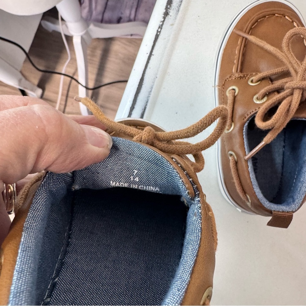 Old Navy Tan loafers , boatshoes, Faux Leather , Metal Eyelets size 7 - Picture 6 of 6